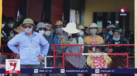 Ùn ứ cả cây số khi du khách rời đảo Cát Bà