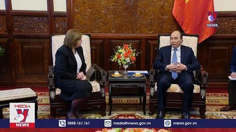 Chủ tịch nước Nguyễn Xuân Phúc tiếp các đại sứ trình quốc thư 