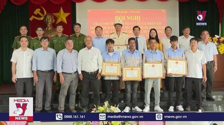 Khen thưởng các cá nhân dũng cảm cứu du khách đuối nước 