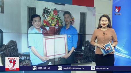 Trao Bằng khen của Thủ tướng cho anh Nguyễn Đức Chính
