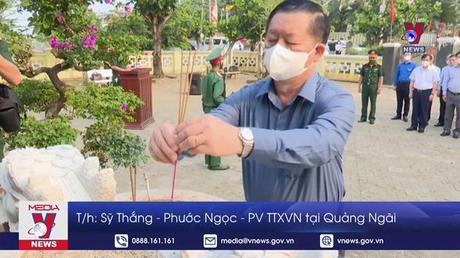 Dâng hương tại tượng đài Hải đội Hoàng Sa kiêm quản Bắc Hải