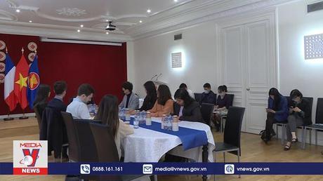 Sinh viên Pháp tìm hiểu vệ quan hệ Pháp - Việt