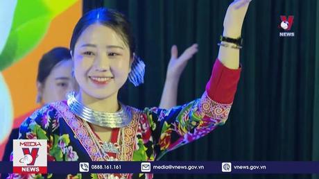 Lưu học sinh Lào tại Nghệ An đón Tết cổ truyền