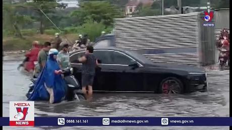 Mưa giông và tố lốc gây ngập cục bộ ở Bình Dương