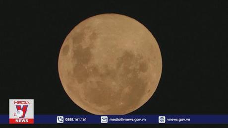 “Trăng hồng” trên bầu trời Chile