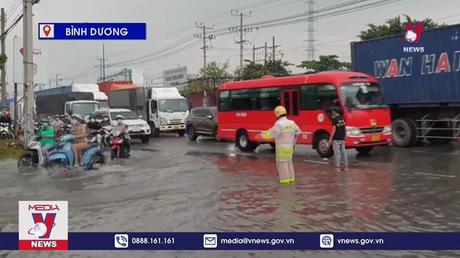 Mưa lớn nhiều tuyến phố ngập như sông 