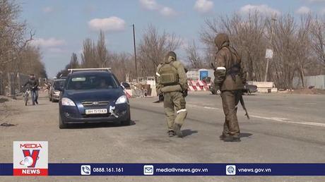 Ukraine tạm ngừng sơ tán dân thường khỏi miền Đông