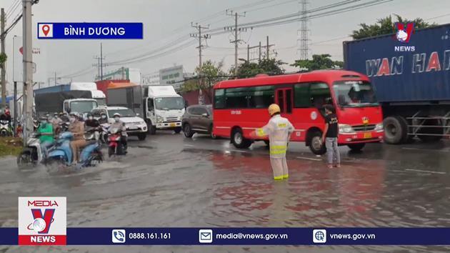 Mưa lớn nhiều tuyến phố ngập như sông 