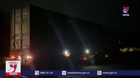 Bắt giữ xe Container đổ trộm hơn 20 tấn rác thải