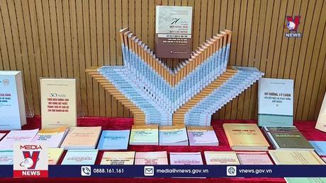 Trưng bày tủ sách bảo vệ nền tảng tư tưởng của Đảng 