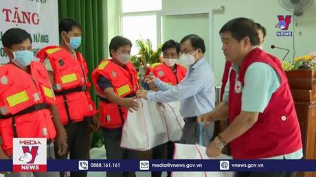 Trao tặng nhà chữ thập đỏ và áo phao cứu sinh cho ngư dân