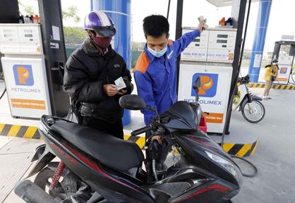 Xăng tăng gần 700 đồng/lít