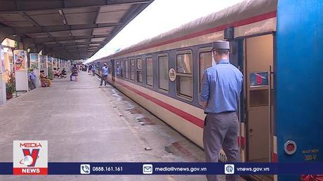 Nhiều chuyến bay hết vé, tàu hỏa kín chỗ