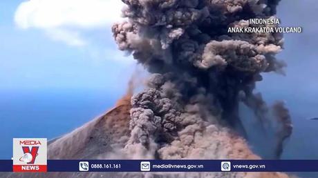 Indonesia nâng mức cảnh báo với núi lửa Anak Krakatoa