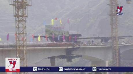 Hợp long cầu Suối Đum 2 trên cao tốc Lào Cai đi Sa Pa