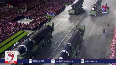 Triều Tiên phô diễn ICBM