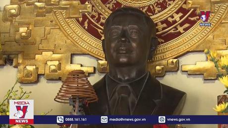 Dâng hương tưởng niệm Tổng Bí thư Nguyễn Văn Linh 