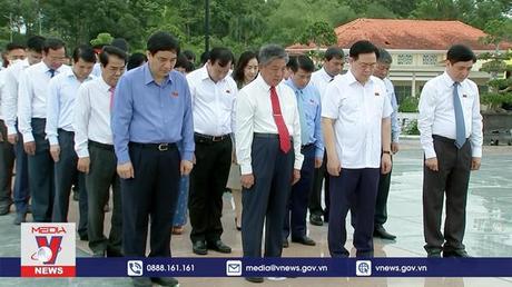 Chủ tịch Quốc hội dâng hương tưởng niệm Chủ tịch Hồ Chí Minh và các Anh hùng, Liệt sĩ tại Trà Vinh
