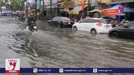 Mưa to, nhiều tuyến đường ở Cần Thơ bị ngập sâu