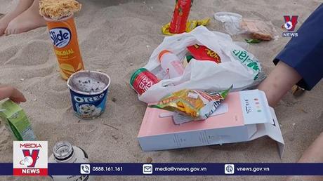 Rác thải trôi dạt vào Bãi Cháy, Quảng Ninh 