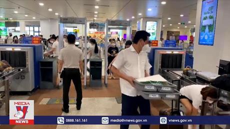 Cao tốc ùn tắc phải xả trạm thu phí, sân bay Nội Bài đông đúc ngày đầu nghỉ lễ