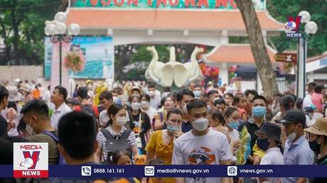 Công viên Thủ Lệ Hà Nội chật kín người trong ngày đầu nghỉ lễ 30/4