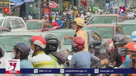 Người dân về quê nghỉ lễ, nhiều tuyến đường ùn tắc