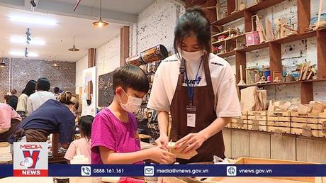 Các bạn trẻ tận hưởng kỳ nghỉ lễ ngay tại Hà Nội