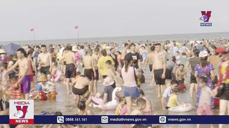 Thanh Hóa: Hàng vạn du khách đổ về các bãi biển trong ngày đầu nghỉ lễ