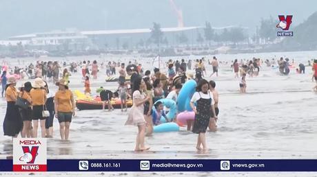 Du khách đổ về Cửa Lò (Nghệ An) tăng cao trong dịp nghỉ lễ