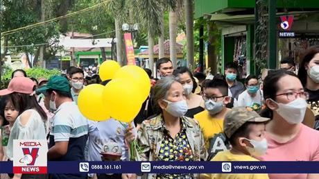 Các điểm vui chơi tại Hà Nội đông nghịt ngày nghỉ lễ 