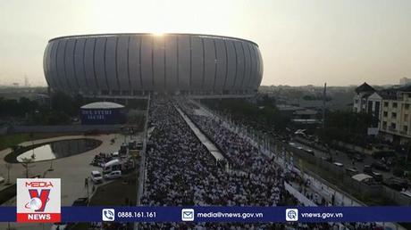 Hàng nghìn tín đồ Hồi giáo Indonesia cầu nguyện dịp lễ Eid al-Fitr