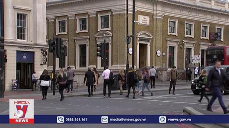 Anh thận trọng hỗ trợ người dân vượt 