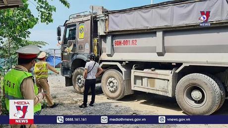 Phạt 7 triệu đồng tài xế không nhường đường đoàn xe ưu tiên