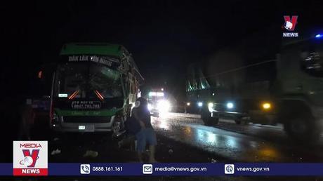 Quốc lộ 14 kẹt xe kéo dài do tai nạn giao thông