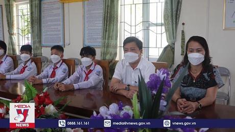 Trao tặng Huy hiệu Tuổi trẻ dũng cảm cho nam sinh cứu em nhỏ đuối nước