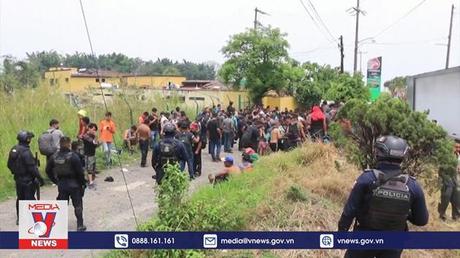 Cảnh sát Mexico phát hiện 280 người di cư trong xe tải