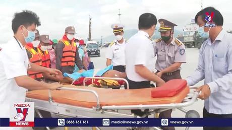 Tàu kiểm ngư đưa ngư dân bị bệnh từ Trường Sa vào đất liền điều trị