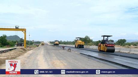 Hai cao tốc lại thêm áp lực tiến độ khi mùa mưa đến sớm