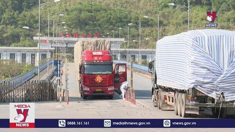 Trên 100 xe hàng thông quan qua cửa khẩu Lào Cai mỗi ngày