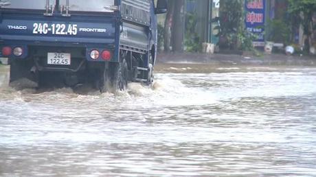 Mưa lớn gây ngập nhiều tuyến đường tại Lào Cai