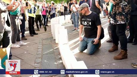 Ấn tượng màn xô đổ domino khổng lồ tại Norwich, nước Anh