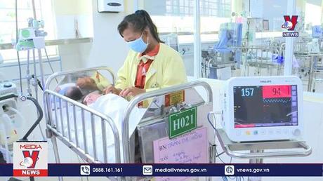 Cứu sống trẻ sơ sinh bị uốn ván nặng vì tự cắt dây rốn sau sinh