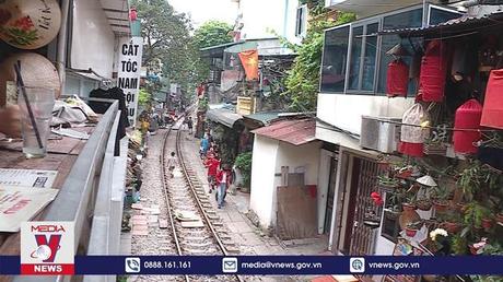 Du khách nước ngoài nghĩ gì về cà phê đường tàu?