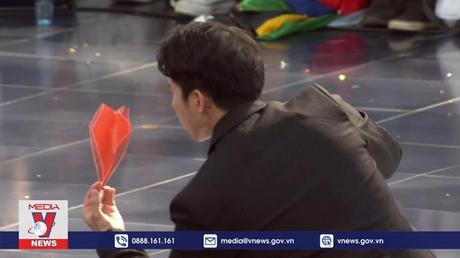 Hào hứng cuộc thi máy bay giấy ở Áo