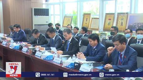 Chủ tịch Quốc hội thăm và làm việc với các hiện diện thương mại BIDV tại Lào