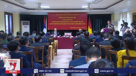 Chủ tịch Quốc hội gặp gỡ doanh nghiệp Việt Nam tại Lào