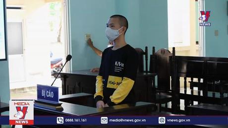 Xét xử tài xế lái xe máy xúc đập nát ô tô trên công trình