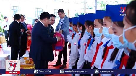 Chủ tịch Quốc hội thăm trường Dân tộc nội trú Champasak
