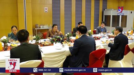 Chủ tịch Quốc hội trao đổi với Chủ tịch Nhóm Nghị sĩ hữu nghị Lào-Việt